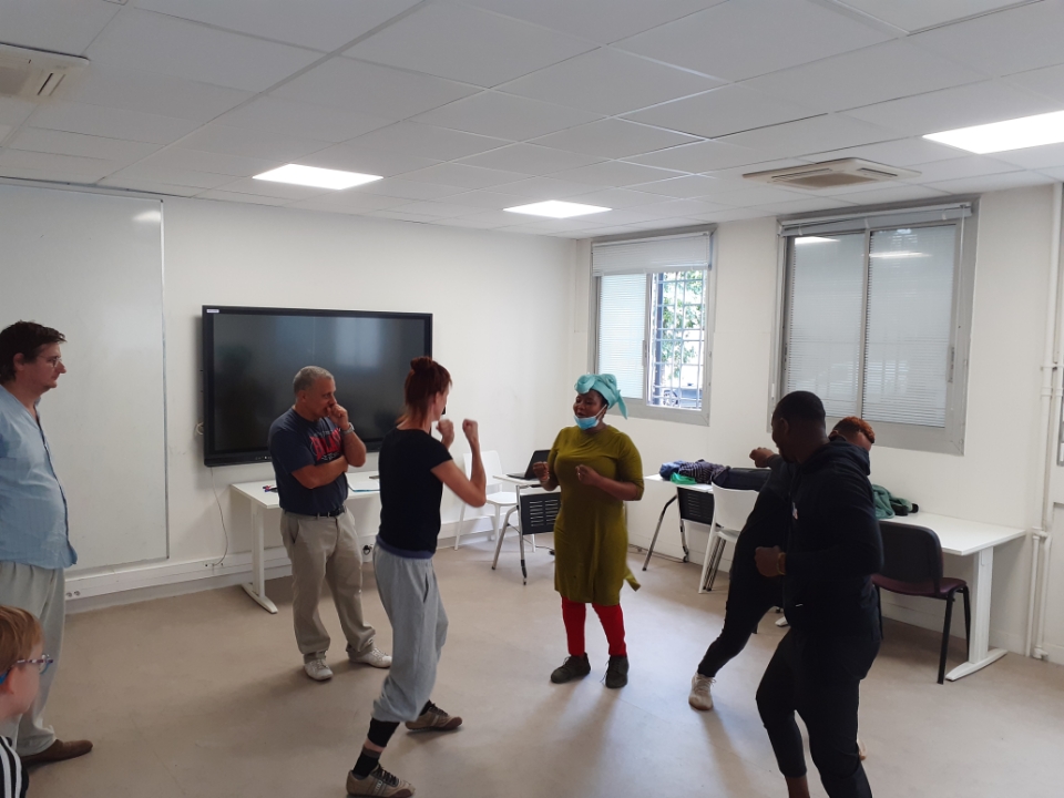 CDolympique93's tweet photo. #Aubervilliers Philippe Sturm, boxeur et président du #CDOS93, initie les futurs acteurs d'un spectacle participatif de #Gyntiana sur les #JeuxOlympiques anciens et modernes. #Sport + #culture un partenariat qui tape juste😉@seinesaintdenis @Prefet93 @crosif #TerresDeJeux2024 https://t.co/H80w1RGbEr