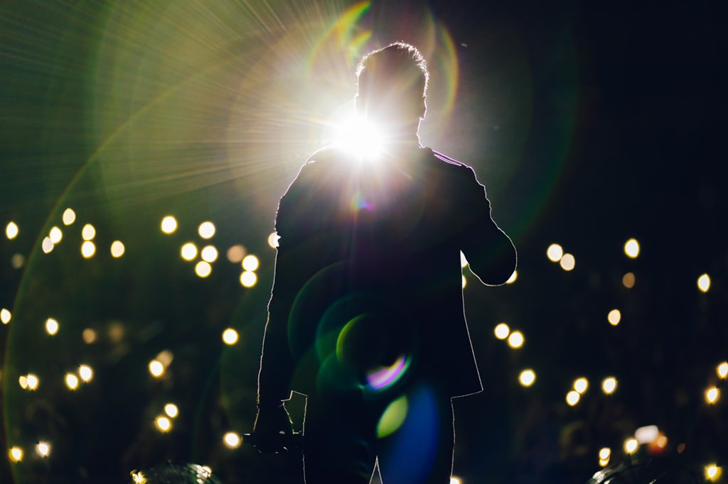 _CarlosRivera's tweet photo. Valencia! Gracias por arroparme con tu cariño. Que se siga multiplicando cada vez más y me hagas volver siempre. #GuerraTour 🇪🇸❤️🔥 https://t.co/SKtXh3I5op
