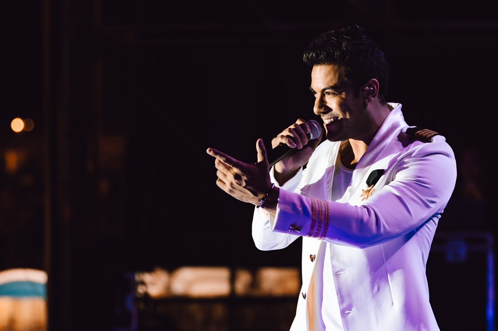 _CarlosRivera's tweet photo. Valencia! Gracias por arroparme con tu cariño. Que se siga multiplicando cada vez más y me hagas volver siempre. #GuerraTour 🇪🇸❤️🔥 https://t.co/SKtXh3I5op