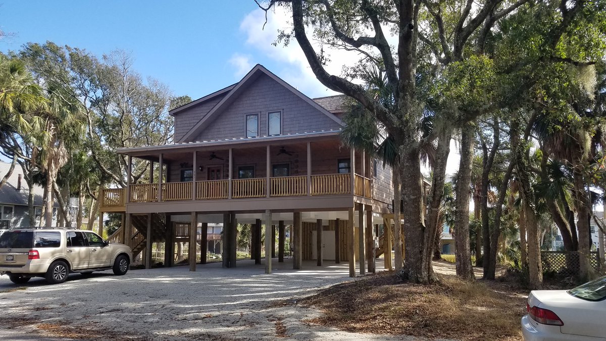 BlueRidgeLC's tweet photo. Log cabin at the beach!?! This one sure seems to belong. Check out this Lake Wylie II located down at the South Carolina coast. #logcabin  #beachhouse https://t.co/v71mVkSbkr