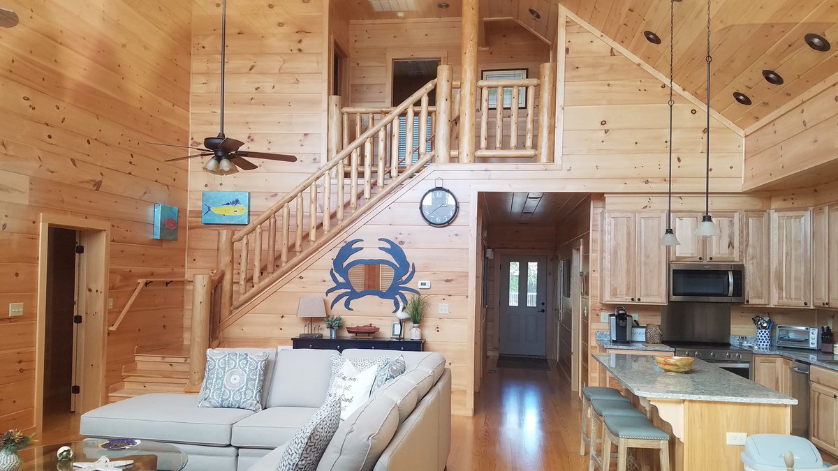 BlueRidgeLC's tweet photo. Log cabin at the beach!?! This one sure seems to belong. Check out this Lake Wylie II located down at the South Carolina coast. #logcabin  #beachhouse https://t.co/v71mVkSbkr
