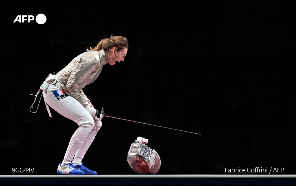 La sabreuse Manon Brunet a effacé lundi à Chiba la déception de sa quatrième place à Rio-2016 en décrochant la médaille de bronze, la deuxième à Tokyo pour la sélection tricolore d'escrime après celle en or de l'épéiste Romain Cannone #AFP #JeuxOlympiques