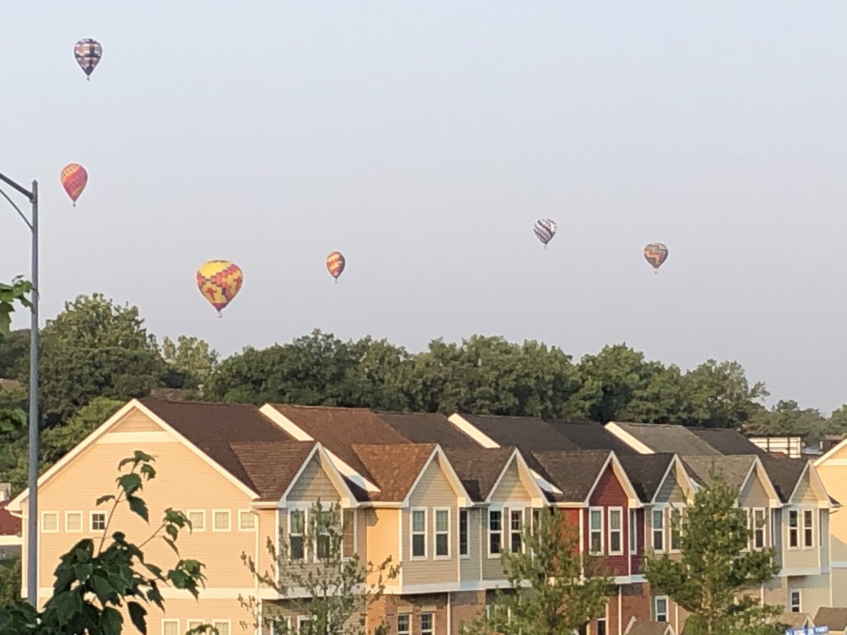 JonnyFlamingo74's tweet photo. @KCCINews @JSydejkoKCCI... What do these people know, that I don't? #WhereTheyGoing https://t.co/j5UFI3fiHu