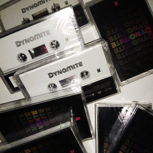 oppasanta's tweet photo. Dynamite Casette &amp; BTS beaded bracelet (1 winner each)

— follow me and @urelovelyph 
— retweet
— comment done + 💛 

ends when they reached 1.5k ffs
(photo owned by @urelovelyph) https://t.co/L330e9ihaL