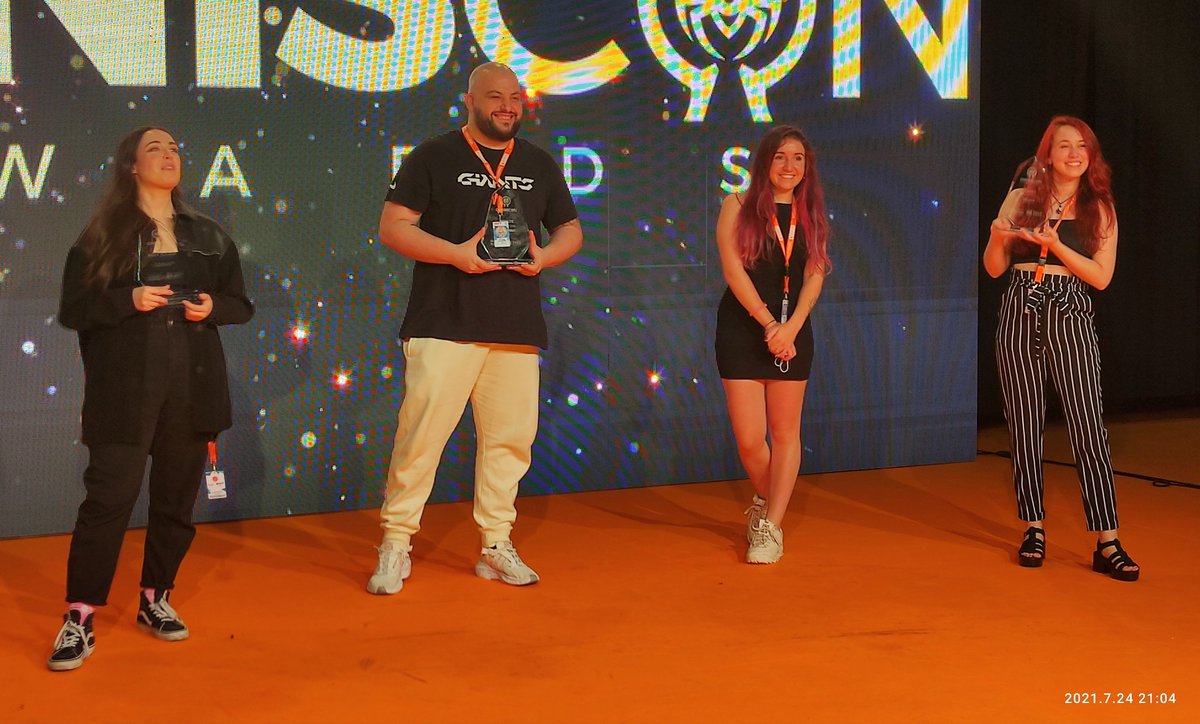 Gracias a <a href="/OmnisClub/">Omnis Club</a> por traer a la <a href="/euskalencounter/">Euskal Encounter</a> a gente tan guapa y poder verles en persona. 🤗 #EE29 <a href="/mery_soldier/">MERY SOLEDAD</a> <a href="/manutegaming/">Manute</a> <a href="/NebuNebukai/">Nebukai</a> <a href="/Elesky25/">Elesky 🦋 エレスキー</a>