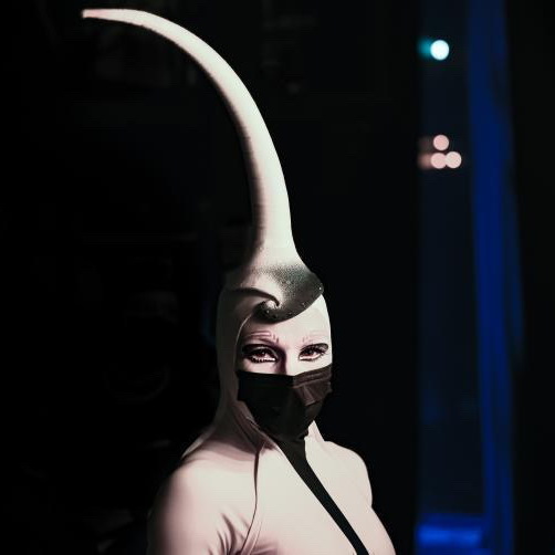 CdS_Russia's tweet photo. Артисты шоу #Mystere от #CirqueduSoleil перед выходом на сцену. 📷Роберто Рейес #IntermissionIsOver https://t.co/vS2w18FwqD