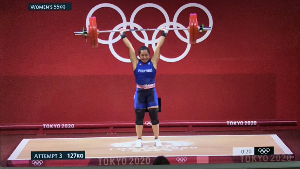 frauey's tweet image. Hidilyn Diaz makes her 3rd and final clean and jerk lift at 127kg, denies China the GOLD in the Women’s 55kg Weightlifting after a total lift of 224kg (97kg in snatch). #Tokyo2020 #Olympics #PHI