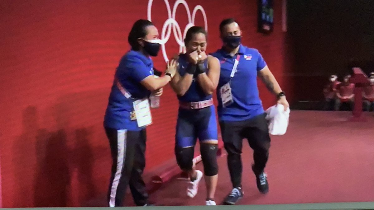 frauey's tweet image. Hidilyn Diaz makes her 3rd and final clean and jerk lift at 127kg, denies China the GOLD in the Women’s 55kg Weightlifting after a total lift of 224kg (97kg in snatch). #Tokyo2020 #Olympics #PHI
