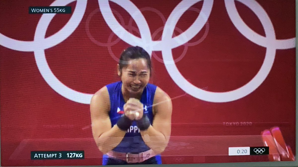 frauey's tweet image. Hidilyn Diaz makes her 3rd and final clean and jerk lift at 127kg, denies China the GOLD in the Women’s 55kg Weightlifting after a total lift of 224kg (97kg in snatch). #Tokyo2020 #Olympics #PHI