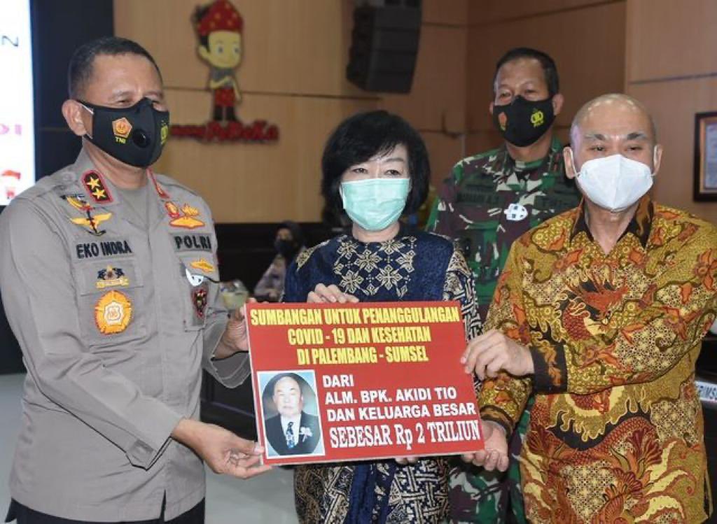 JhonniSinaga20's tweet photo. Keluarga Akidi Tio pengusaha sukses memberi sumbangan dana Rp. 2 T ke Propinsi Sumatera Selatan lewat Kapolda Sumsel utk penanganan dan pengendalian SarsCov’2. Sikap dermawan diwariskan pada 7 anaknya yg menetap di Jakarta. Tulus dan iklas adlh nilai yg mereka tebar bagi kt. https://t.co/0llcdgbnW1