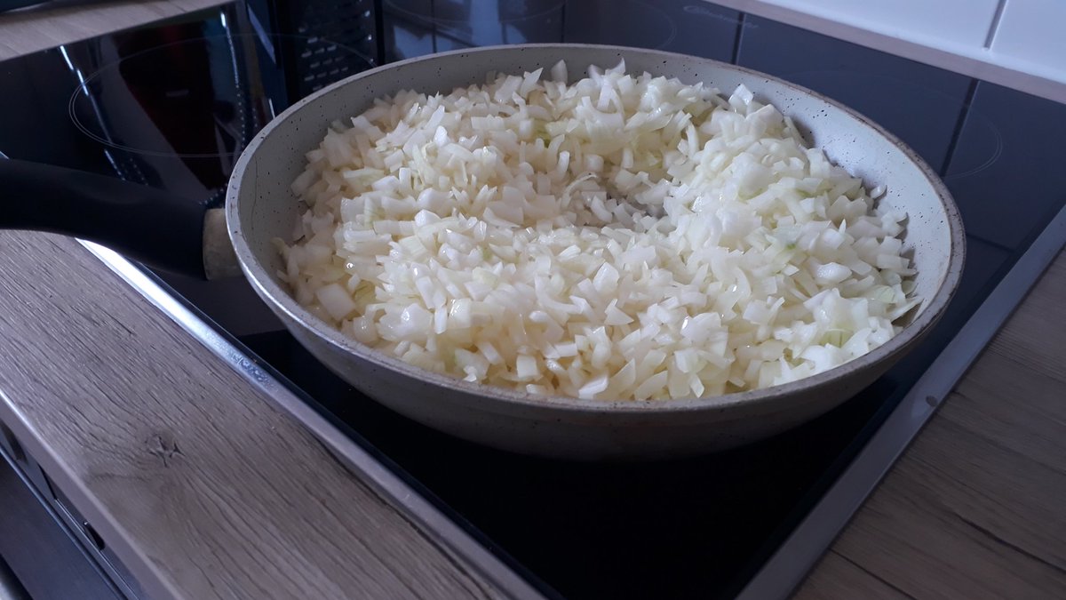 squirrelsbeevil's tweet photo. Caramellize, my beautifull darlings! Caramellize! #Cooking https://t.co/3wJpRJLuj2