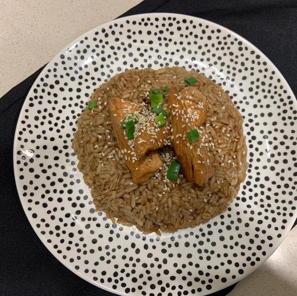 cocinaconriki's tweet photo. Apagar la hornalla y dejar que termine la cocción tapando por 10-15 min
Servir y espolvorear con semillas de sesamo y cebollita de verdeo
#pollo #pollodulce #polloteriyaky #teriyaki #teriyakichickenwings #pollopollo #supremas #arroz #pechugadepollo #supremas #supremasyarroz https://t.co/v7155RCGQU