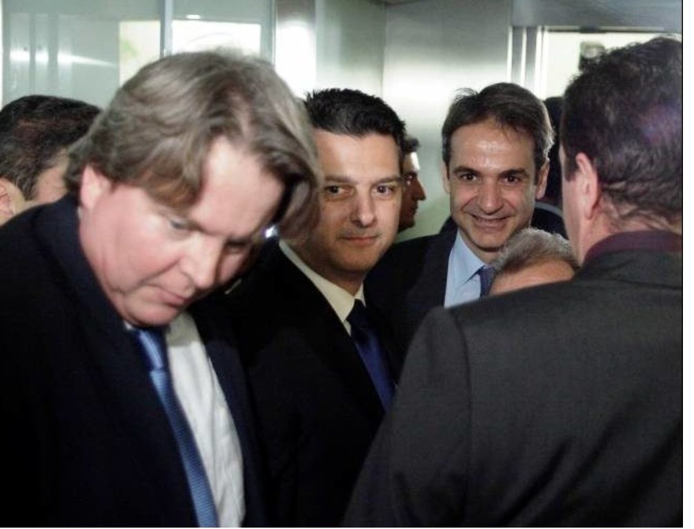 KostasVaxevanis's tweet image. Ο Μητσοτάκης μοιράζει φωτογραφίες μου με τον Τσιπρα και στελέχη του Συριζα, για να δείξει ότι τι; Ότι είμαστε φίλοι; Αν είναι έτσι να εδώ μερικές φωτό με φίλους του @kmitsotakis. Πες μου το φίλο σου και αν είναι εύκολο και το πόθεν έσχες σου