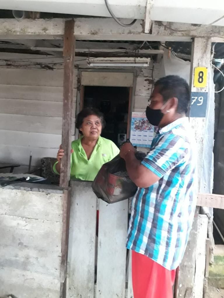 StgCorantijn's tweet photo. Deze dame luistert aandachtig naar degene die het #voedselpakket aan haar geeft. Ze zal deze voedingsmiddelen goed kunnen gebruiken want het leven is erg duur geworden in #Suriname.
#StgCorantijn #helpen #erishonger 
#helpjemee? #Schenk  via https://t.co/rybkISHXvm ovv #noodactie https://t.co/SgMoQUhK83