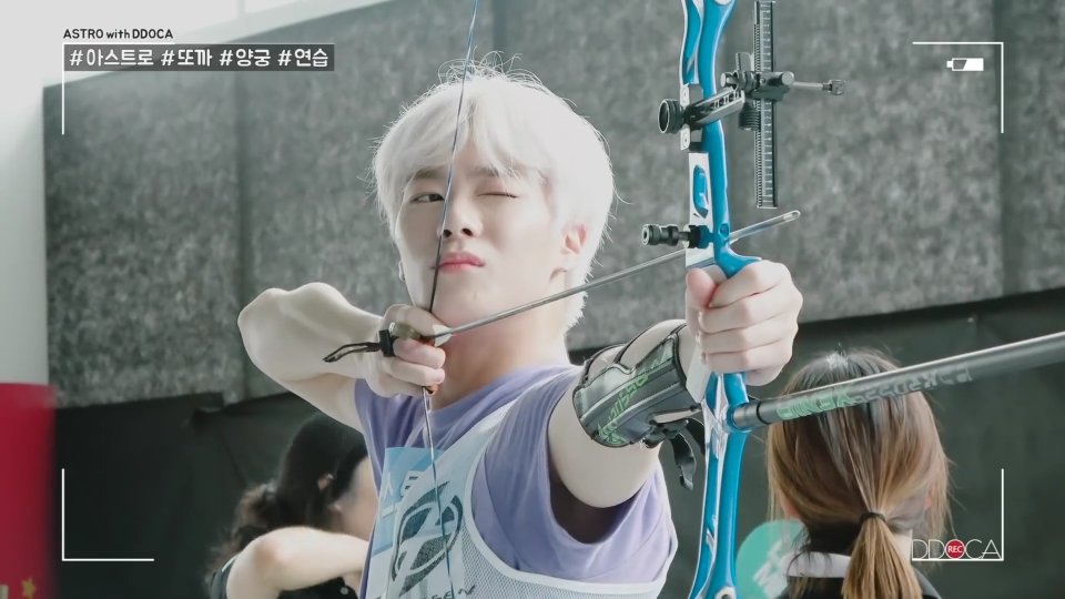 virrrri's tweet photo. @bindoingthings Just 2 days ago I watched 2018 and 2019 ISAC of Astro and moonbin with his bucket hat doing archery https://t.co/WWETXZhJcK