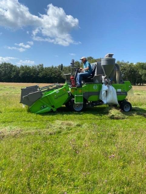 Agrifactors's tweet photo. We are busy harvesting wild flowers; our new combine is working really hard and so is Geoff. Contact us if you have any harvesting or seed enquiries 🎋🌾🌷🍀
#wildflower #combine #harvesting #wealdnative #meadowflowers https://t.co/pLI4Qso1S1
