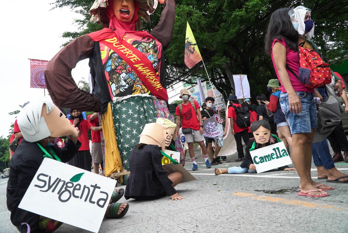 PANAsiaPacific's tweet photo. While corporations embedded into the UN @FoodSystems unveil discredited "solutions" to the food, biodiversity & climate crises, we call for an end to neoliberal food systems!
Reclaim our land, seeds and rights! Break the chains, #foodsovereignty now!
#SiegeTheSummit https://t.co/HhrQELa8eF