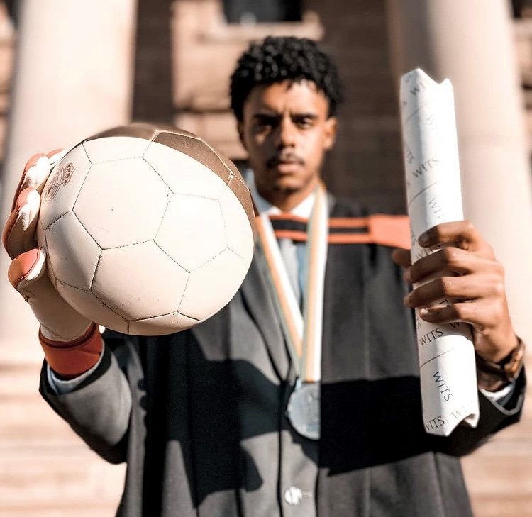 WitsSport's tweet photo. 🏆🎓⚽️#MondayMotivation goes to former Wits University Football Club player, Brylon Petersen @WitsUniversity - Mechanical Engineering graduate 🎓👏

Well done #EducatedFootballer #witsieforlife 💯🙌

Pics: Cidney Adams &amp; Brice Peterson https://t.co/QlHnLQN7k2