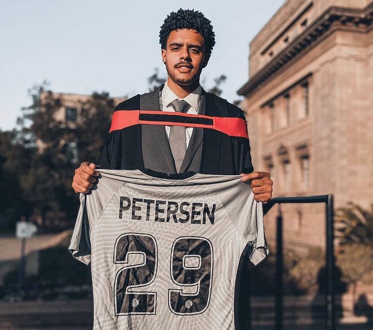 WitsSport's tweet photo. 🏆🎓⚽️#MondayMotivation goes to former Wits University Football Club player, Brylon Petersen @WitsUniversity - Mechanical Engineering graduate 🎓👏

Well done #EducatedFootballer #witsieforlife 💯🙌

Pics: Cidney Adams &amp; Brice Peterson https://t.co/QlHnLQN7k2