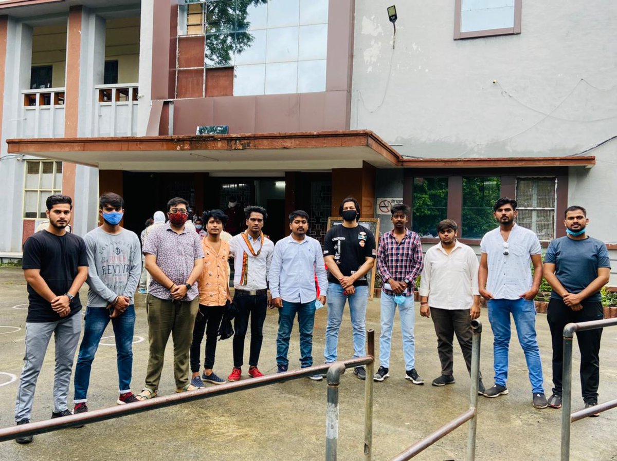 MPSTUDENTUNIONN's tweet photo. शासकीय महाकोशल कॉलेज में आज एम.पी. स्टूडेंट यूनियन द्वारा आज ज्ञापन सौंपा गया।
ज्ञापन में छात्रों की समस्या जैसे कि कॉलेज परिसर में लंबे समय से चल रही छात्रों द्वारा कैंटीन कि मांग एवं फाइनल ईयर के विद्यार्थियों का शीघ्र ही परीक्षा परिणाम घोषित करने का आग्रह किया। https://t.co/VvOaAQVPov