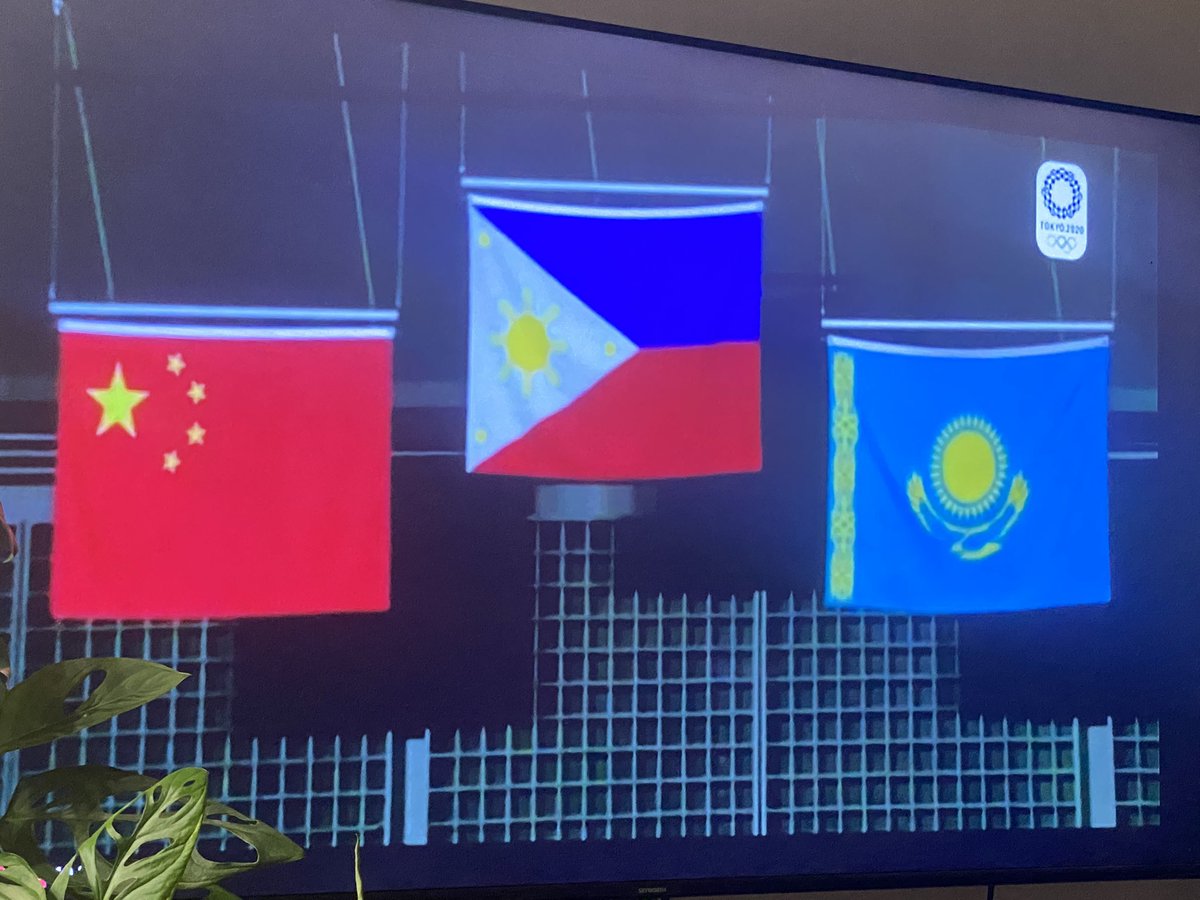 jeffcanoy's tweet photo. History right here. Thank you Hidilyn for giving us this moment. 🇵🇭 https://t.co/mIOwaXfOSi