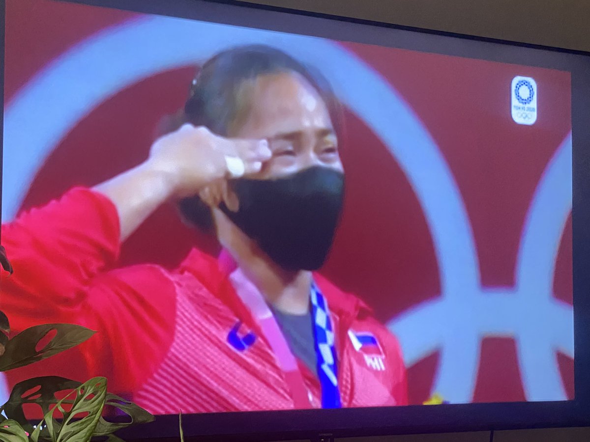 jeffcanoy's tweet photo. History right here. Thank you Hidilyn for giving us this moment. 🇵🇭 https://t.co/mIOwaXfOSi