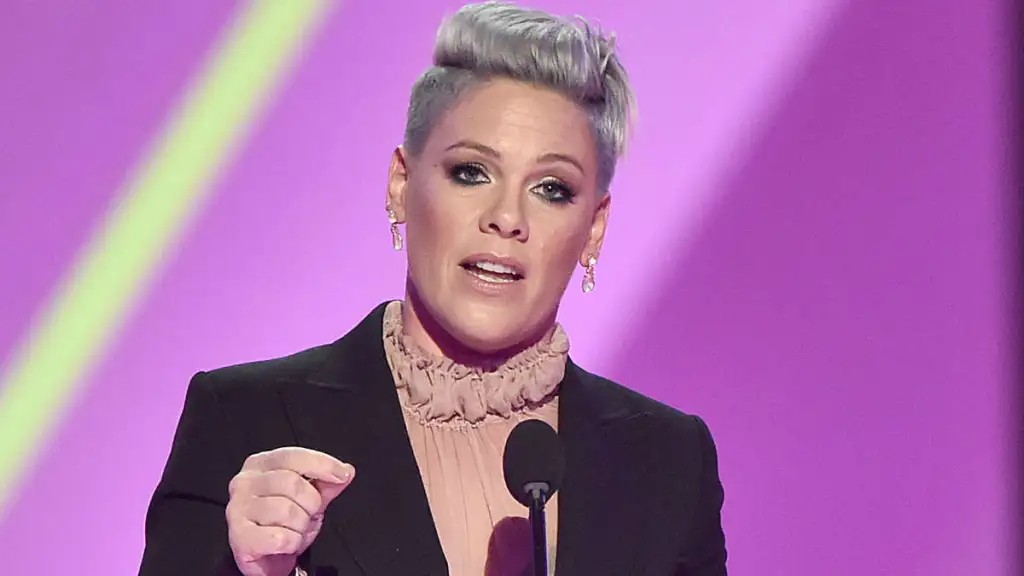 HandNewsfr's tweet photo. #BeachHandball 😎 

🔴 Suite à l'affaire du bikini 👙 des joueuses de Beach Handball 🇧🇻, la chanteuse 🇺🇸 @Pink prend la défense des joueuses et propose de payer l'amende de 1500€ à l'EHF 😯 

Explications 👉 https://t.co/JjLyh85ypf https://t.co/kLVgQHBmfN