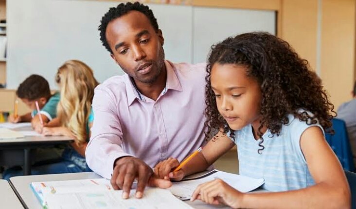 TkzRadioOnline's tweet photo. A good teacher never ever has his/her focus only on intelligent students. A teacher has to teach the whole class.
#Kasie_Express: Do you think school teachers give more attention into intelligent learners only?
#TheUltimateDrive https://t.co/OMQHAwSIRB