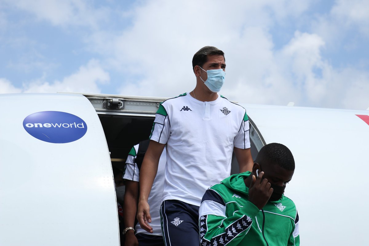 RealBetis's tweet photo. ¡Comienza el stage en Inglaterra! ✈🇬🇧💪

#GanasDeBetis https://t.co/PA4Algr9Y8
