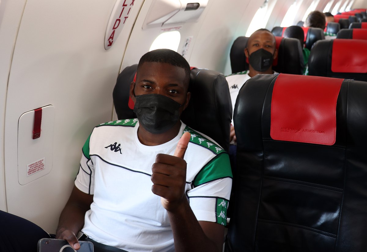 RealBetis's tweet photo. ¡Comienza el stage en Inglaterra! ✈🇬🇧💪

#GanasDeBetis https://t.co/PA4Algr9Y8