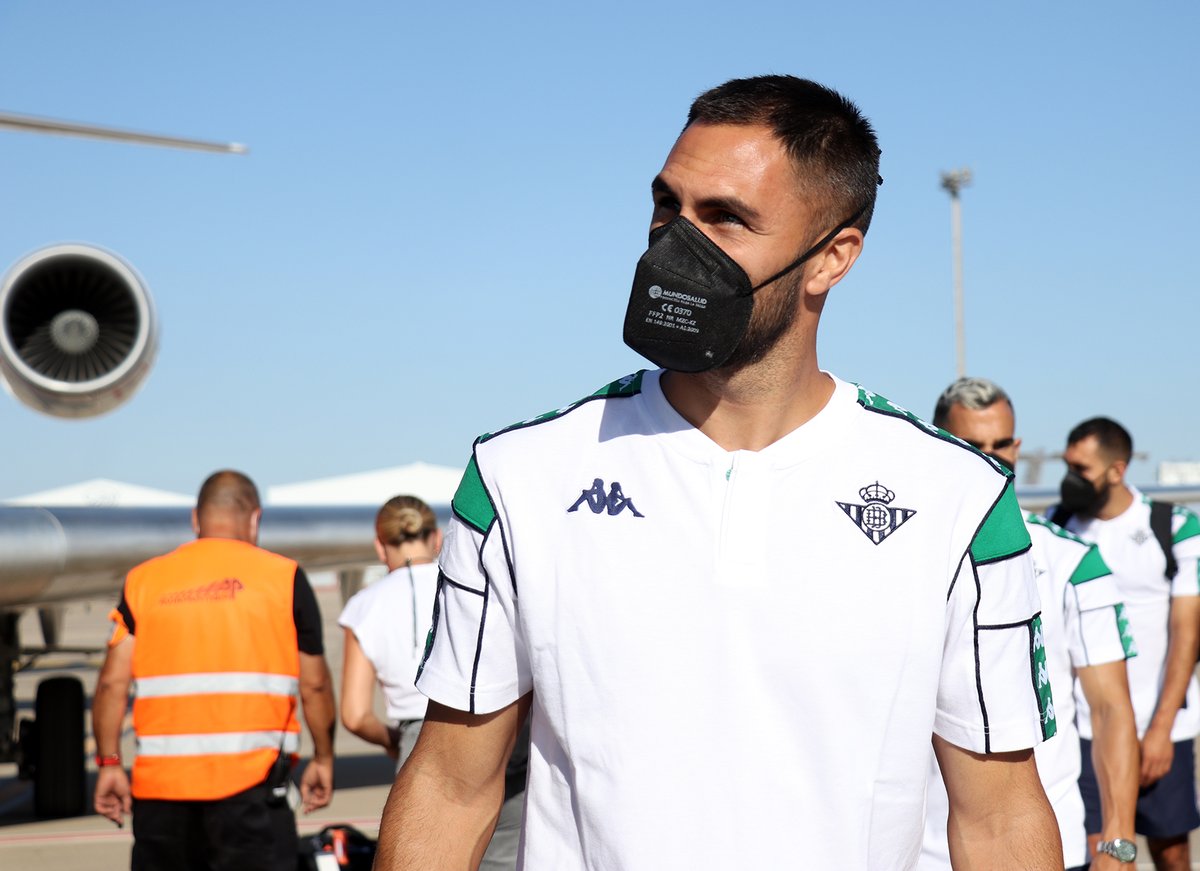 RealBetis's tweet photo. ¡Comienza el stage en Inglaterra! ✈🇬🇧💪

#GanasDeBetis https://t.co/PA4Algr9Y8