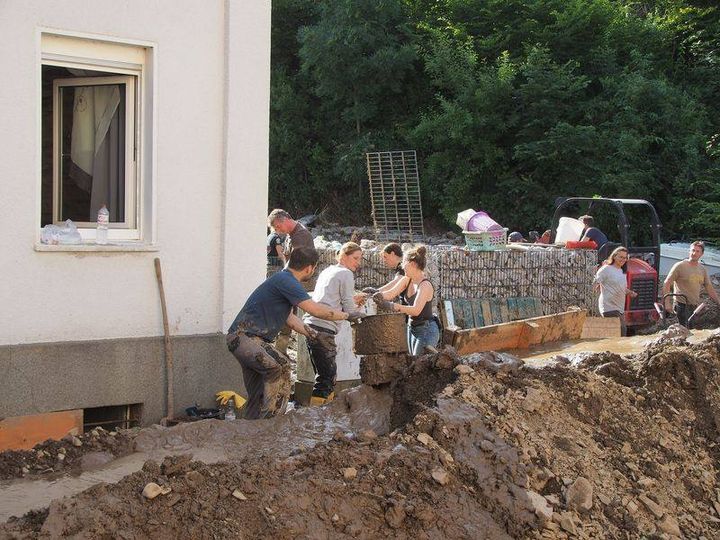 Los clubes #Rotary de Alemania están prestando apoyo y ayuda económica tras las enormes y mortales inundaciones que han asolado la región. on.rotary.org/3zsl07I