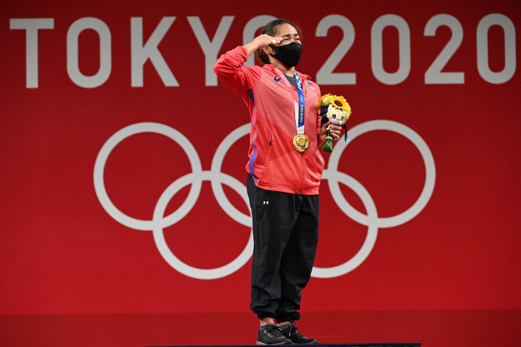 inquirersports's tweet photo. First ever gold medal podium ceremony for the Philippines in the #Olympics! Hidilyn Diaz did that. 💪🏻 🇵🇭  #Tokyo2020

STORY: https://t.co/JmCpKsecvl

📸 AFP https://t.co/X2WzJegqOu