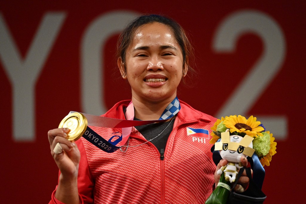 inquirersports's tweet photo. First ever gold medal podium ceremony for the Philippines in the #Olympics! Hidilyn Diaz did that. 💪🏻 🇵🇭  #Tokyo2020

STORY: https://t.co/JmCpKsecvl

📸 AFP https://t.co/X2WzJegqOu