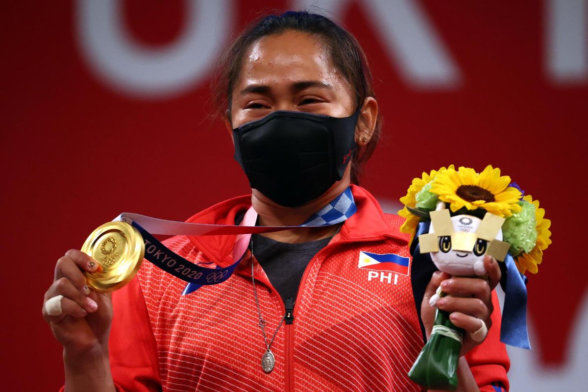 SALAMAT, HIDILYN DIAZ! 🇵🇭🥇🏋🏻‍♀️

Even with her mask on, Hidilyn Diaz could not hide her emotions. Tears of joy for the Philippines' first-ever Olympic gold medalist. (Photos: Edgard Garrido/Reuters) #Tokyo2020 #Olympics #PHI #Weightlifting 

READ: rappler.com/sports/weightl…