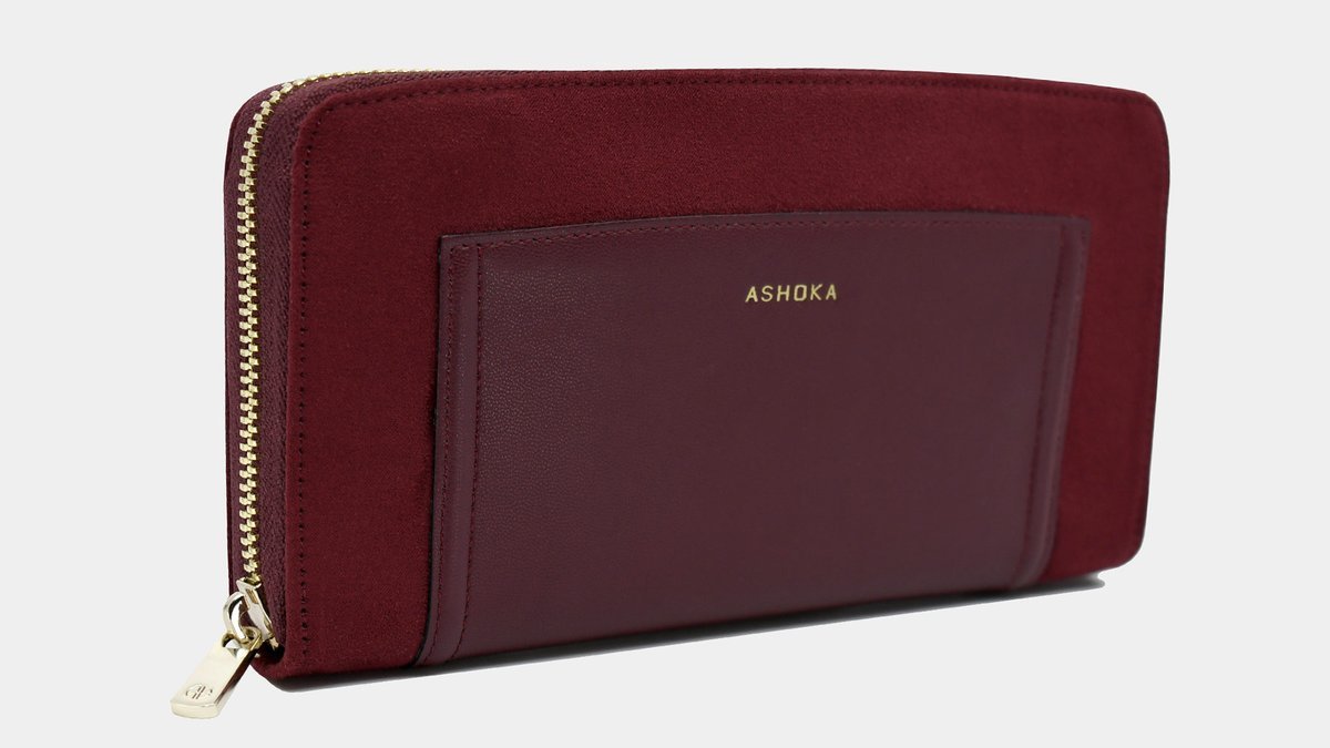 Le Compagnon qu'il vous faut !💥

Un portefeuille raffiné et fonctionnel. Bordeaux à l’extérieur comme à l’intérieur et une doublure faite à partir de bouteilles en plastique recyclés.
#sacvegan #appleskin #crueltyfree #ashokaparis #ashoka_veganbags #portefeuillevegan #vegan