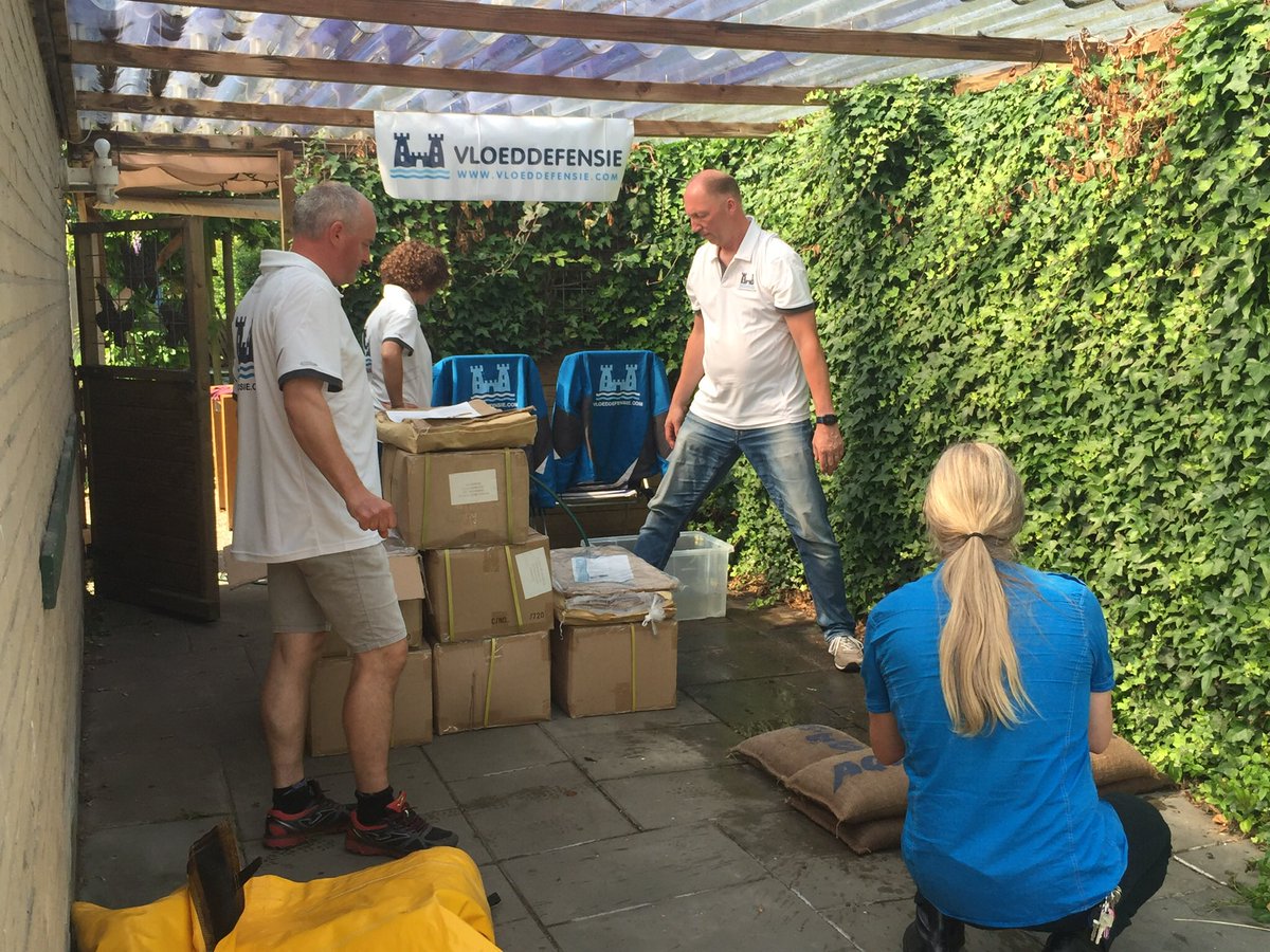 Vanmiddag kwam een verslaggever van <a href="/OmropFryslan/">Omrop Fryslân</a> langs in #Heerenveen om opnames te maken voor TV en Radio over onze mooie producten die vloeddefensie.com ter beschikking heeft en met álle #wateroverlast momenteel meer en meer in de belangstelling komen te staan.