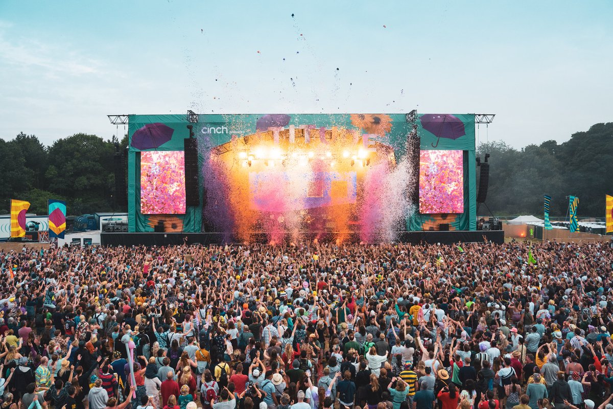 Thank you to <a href="/LatitudeFest/">Latitude Festival</a>, <a href="/roadmender/">Roadmender</a> and <a href="/o2academybris/">O2 Academy Bristol</a> for having us this weekend and to everyone who came out to see us 
We love you !!!
Special thanks to all our crew and everyone working at the festival. We got there in the end !
❤️❤️❤️❤️
📷: IG: kiwimcmc