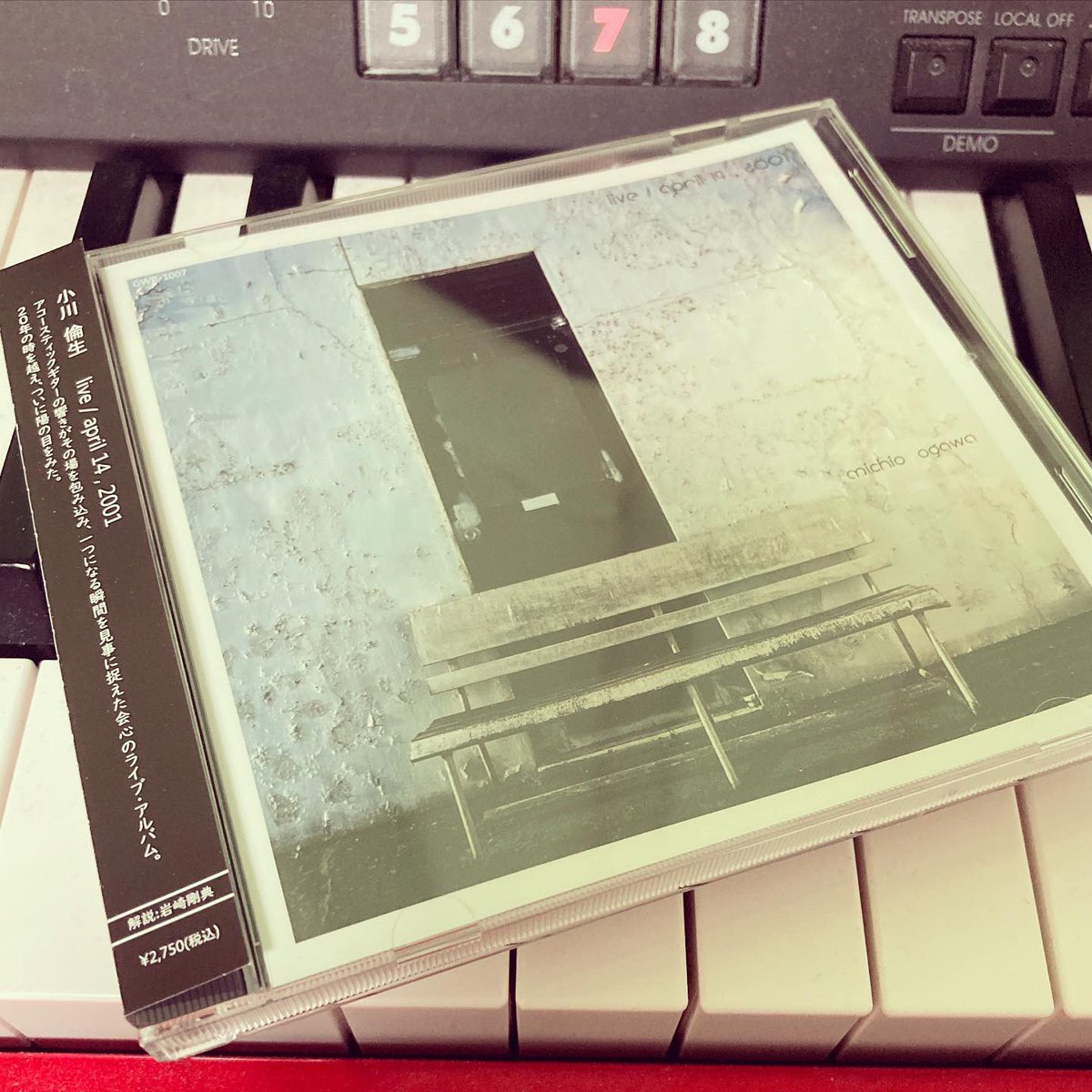 moyashi3691's tweet photo. 前回のアルバムに続きマスタリングを担当させて頂いたプロギタリスト、小川倫生さんのライブアルバムを御本人から直接頂きました♪
なんと、7月30日生配信予定の「Hスタジオからこんばんは♪」に出演してくれます！もしかしたら生演奏も！？
#小川倫生 #ライブアルバム #hスタジオ #hitoking https://t.co/uU8NnWsu8s