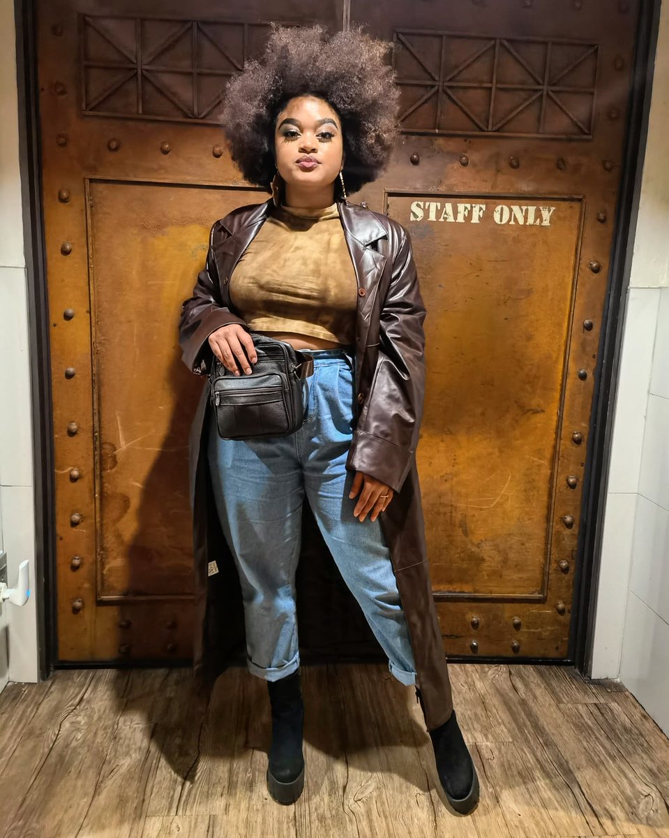 courusofficial's tweet photo. If Monalisa had an afro & helluh steez.
#throwback #fro
#afro #black #fire #marabiclub #feelingmyself #naturalhair #singer #singersongwriter #imisssinging #SAartist #kinkyhair #coilyhair #ootd #pleather https://t.co/rSA7ZxPbCC