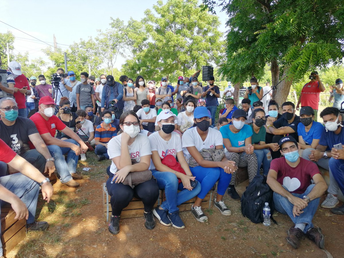 Ahora mismo!!! Nuestro Presidente rodeado de jóvenes!!! Refrescando después del trabajo! #26DeJulio #Cuba #PonleCorazón #MiMoncadaHoy #LetCubaLive