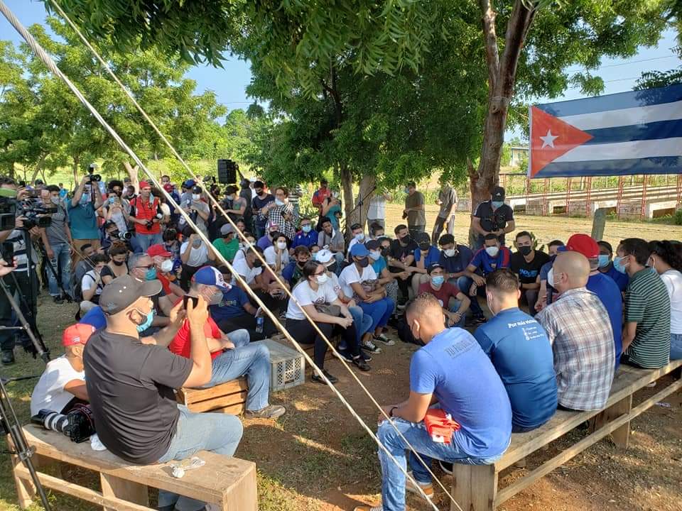 PartidoPCC's tweet photo. El Primer Secretario del CCPCC, @DiazCanelB, dialoga con los jóvenes con los que compartió este amanecer, un trabajo voluntario dedicado al Día de la Rebeldía Nacional #MiMoncadaHoy #Cuba #PonleCorazón #JuntosPodemos https://t.co/kxf78KiITo