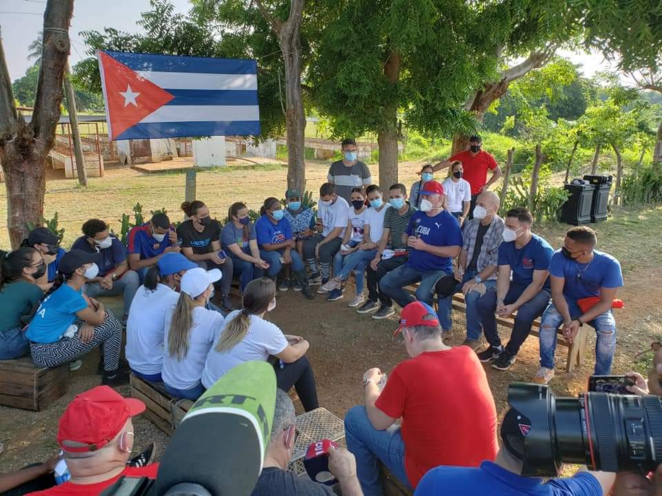 PartidoPCC's tweet photo. El Primer Secretario del CCPCC, @DiazCanelB, dialoga con los jóvenes con los que compartió este amanecer, un trabajo voluntario dedicado al Día de la Rebeldía Nacional #MiMoncadaHoy #Cuba #PonleCorazón #JuntosPodemos https://t.co/kxf78KiITo