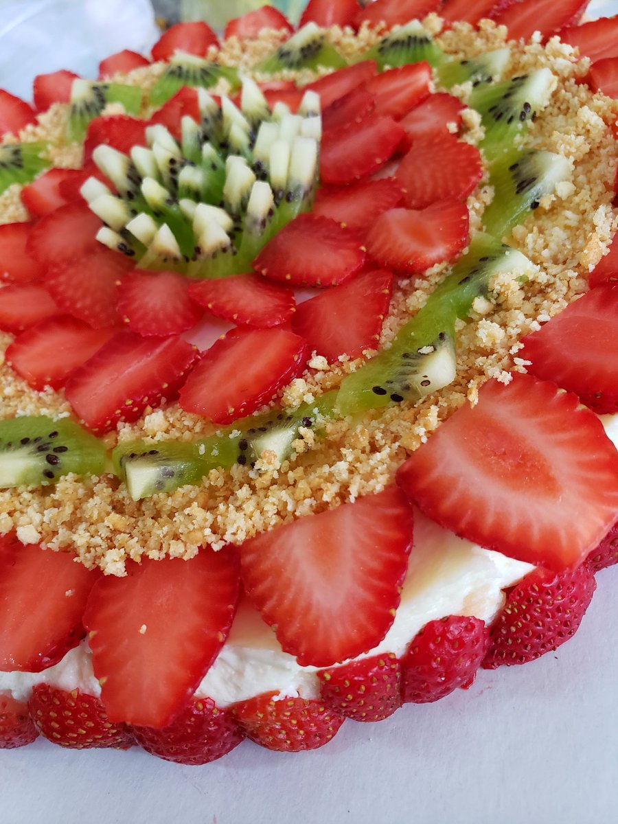 1kg Strawberry & Kiwi Cheesecake