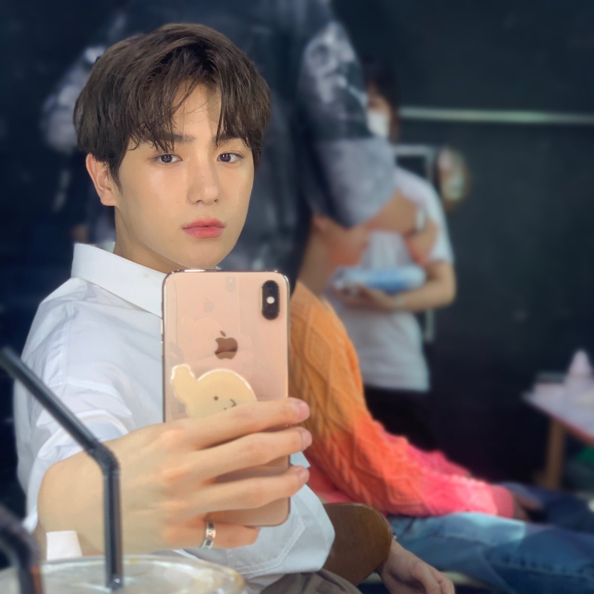 Taking some mirror selfies in the middle of my tight Schedule. Taking four picture to spoiling our Thebs because i know one is not enough. Since i rarely upload any picture for Thebs especially Mirae. So, take this gifts. . . now!!