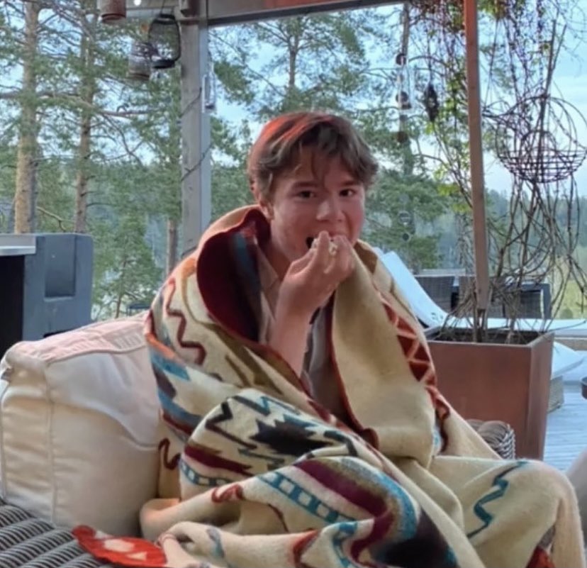 Me watching yr for the fifth time #YoungRoyals