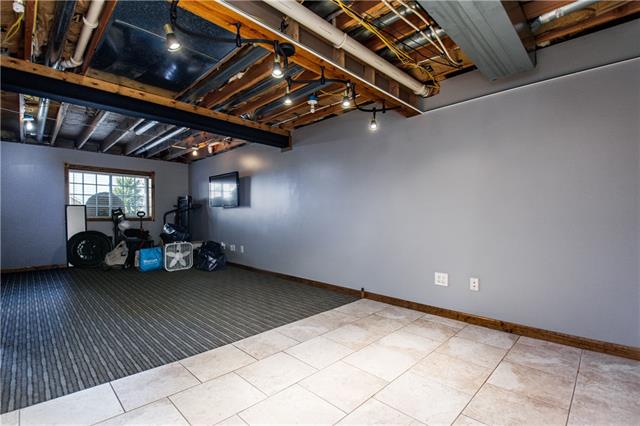 amysold1's tweet photo. Open layout; living room w/corner fireplace! Split bedrooms w/master on one side, 2nd &amp; 3rd bedrooms on the other. Lower level w/full bath &amp; family room; two large decks out back, &amp; subdivision offers pool &amp; cabana/social area! https://t.co/UqLaFWe2Sr

#AmySold https://t.co/Vqv0SfCiH3