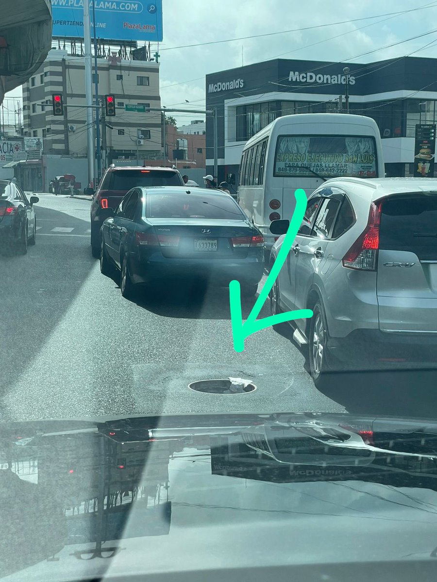 elnuevodiariord's tweet photo. Atención @caasdrd y @RDMOPC: Filtrante sin tapa en la avenida 27 de febrero con avenida Leopoldo Navarro. #ElNuevoDiarioRD #Filtrante https://t.co/T5hx8xq6pJ