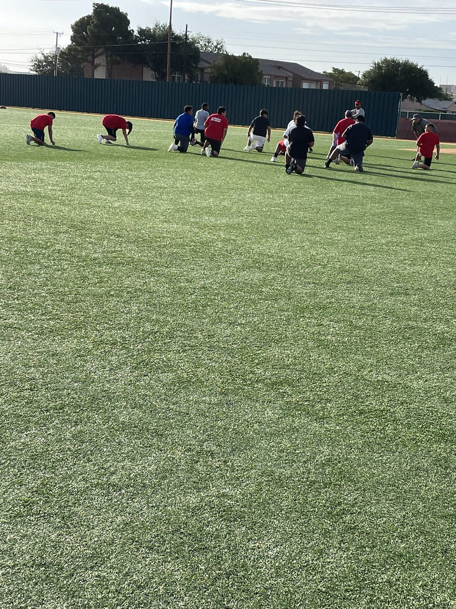 CoachOrtiz1's tweet image. Broncho 7th/8th/9th FB Camp is going strong!!! If you are not here, you are missing out! #Believe  #1of4