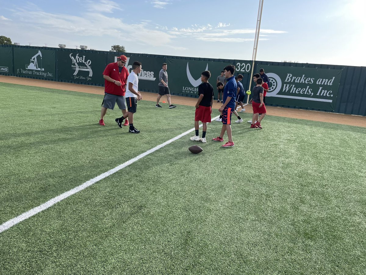 CoachOrtiz1's tweet image. Broncho 7th/8th/9th FB Camp is going strong!!! If you are not here, you are missing out! #Believe  #1of4